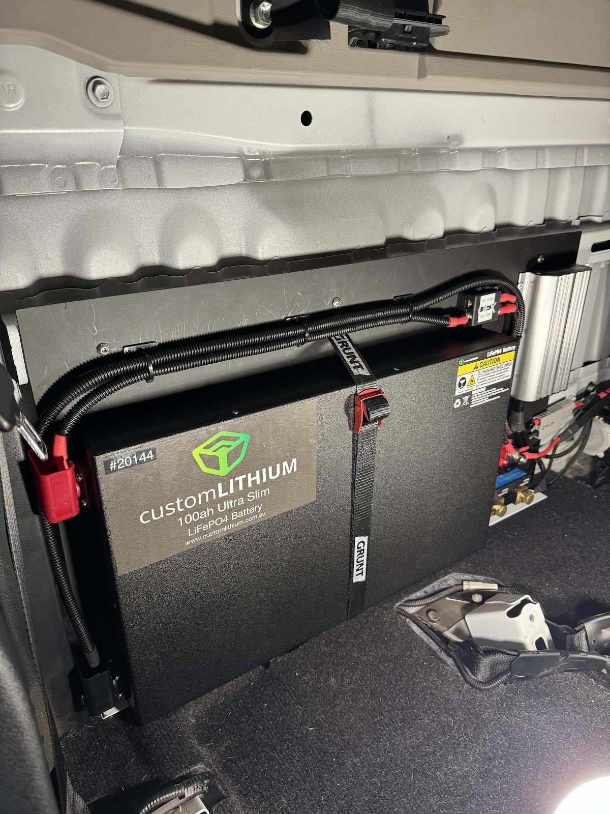 100Ah slim lithium, Anderson plugs and a tidy loom